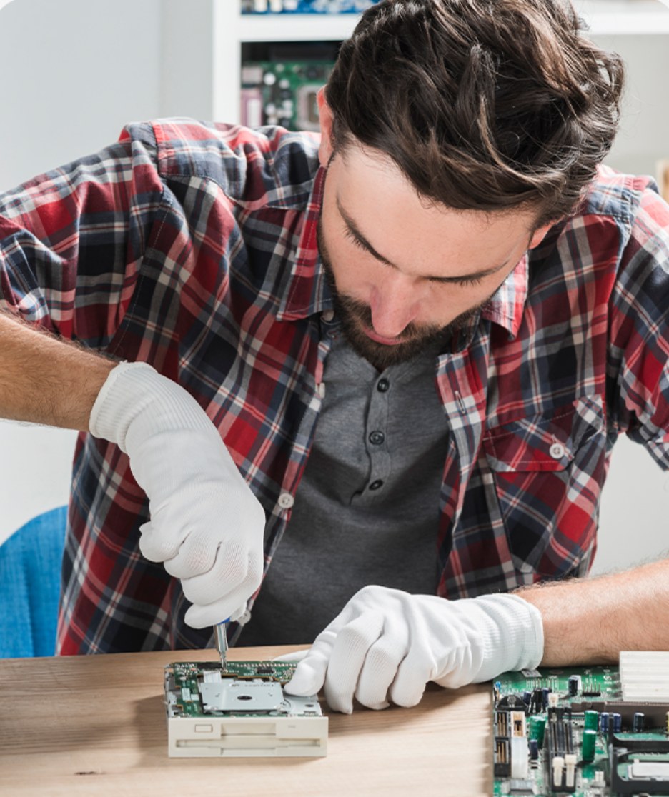 Técnico realizando manutenção em equipamento